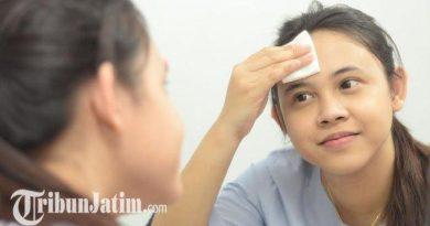 ilustrasi membersihkan wajah untuk menghilangkan makeup atau kotoran yang masih menempel